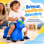 Criança brincando no cavalinho inflável azul com supervisão