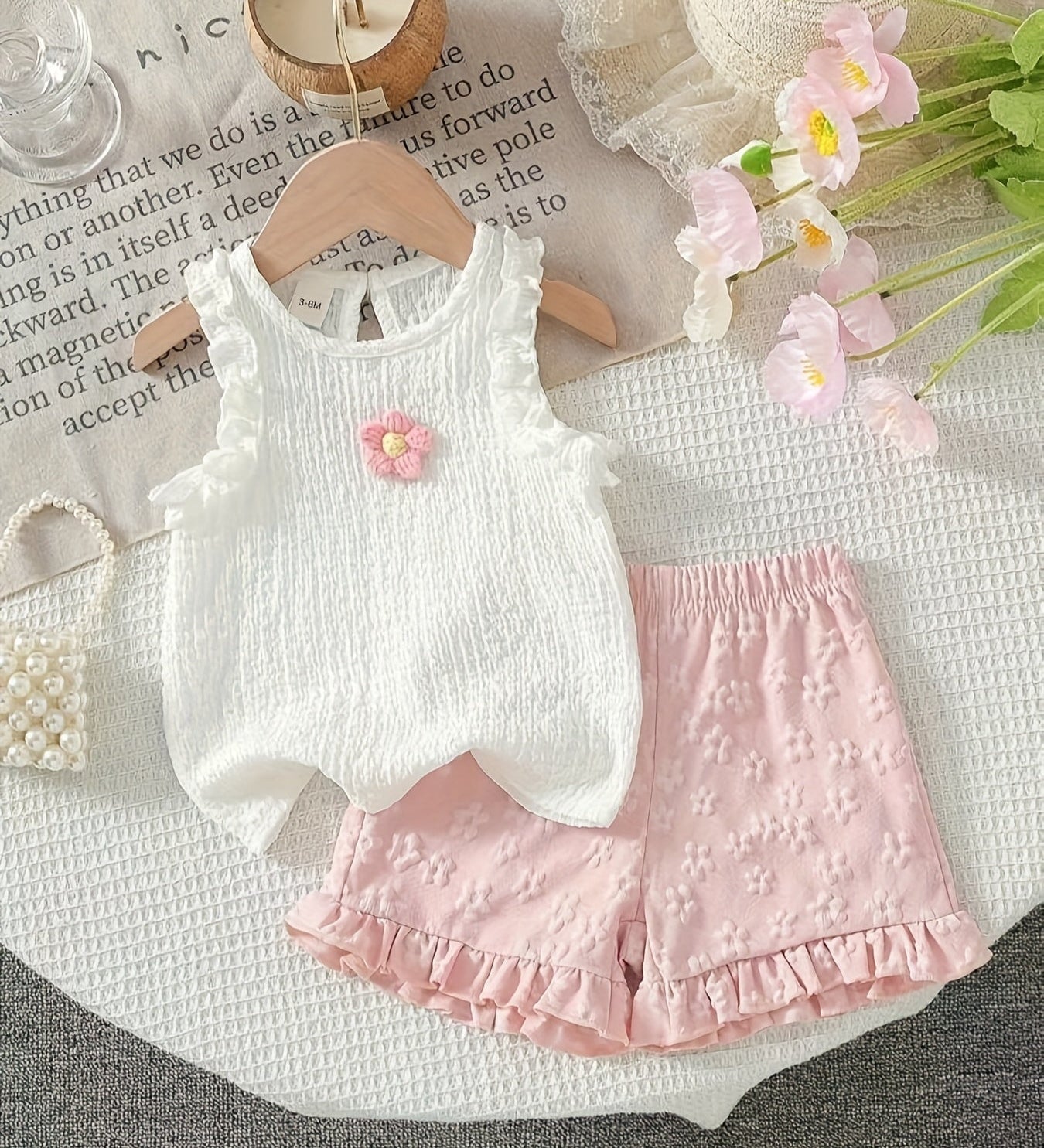 Conjunto 2 Peças Bebê Menina Regata com Babado e Flor 3D em Crochê e Short Floral em Relevo com Babado Conjunto Menina 18 Kabannas Rosa 3-6 Meses 