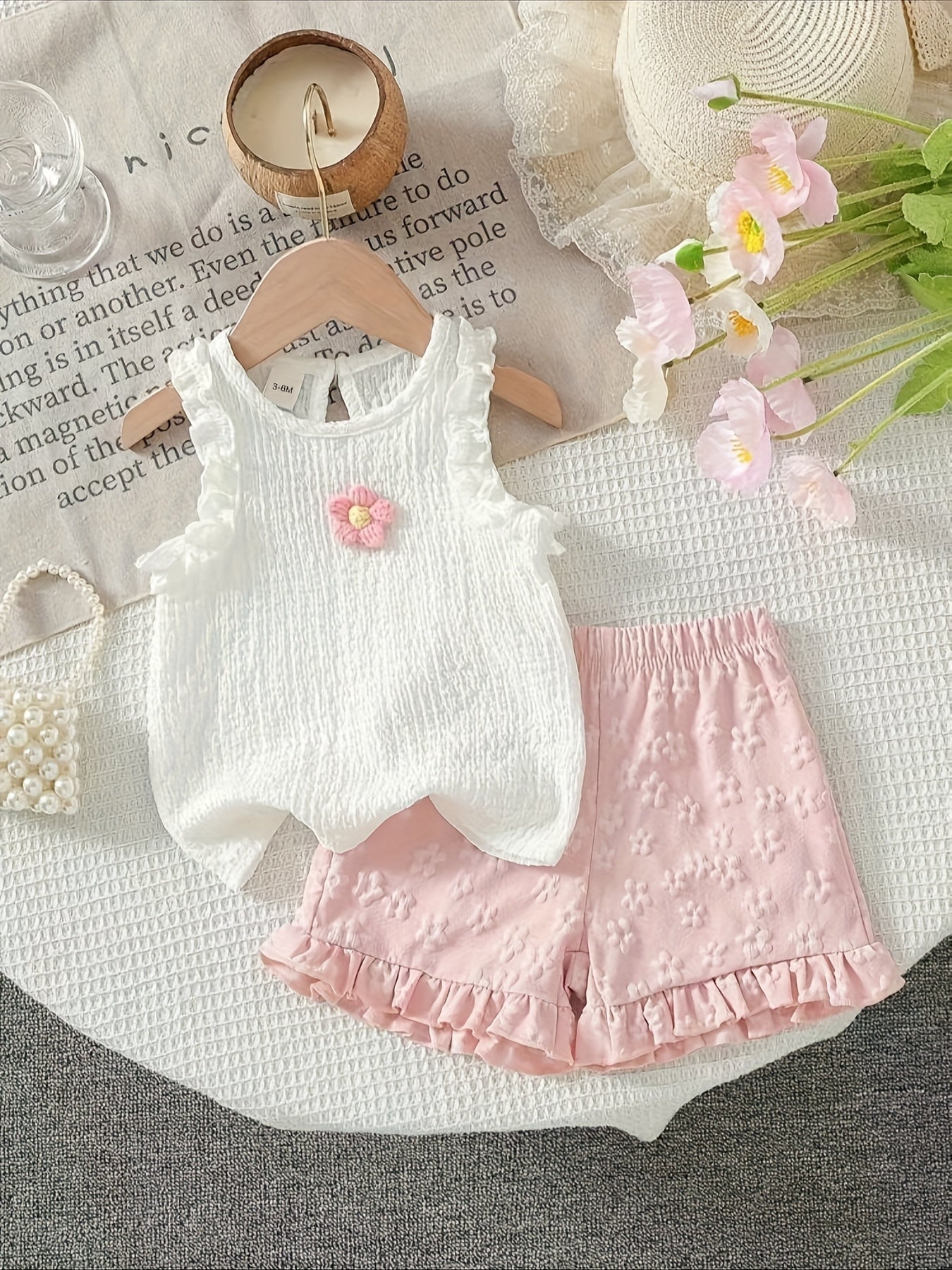 Conjunto 2 Peças Bebê Menina Regata com Babado e Flor 3D em Crochê e Short Floral em Relevo com Babado Conjunto Menina 18 Kabannas Rosa 3-6 Meses 