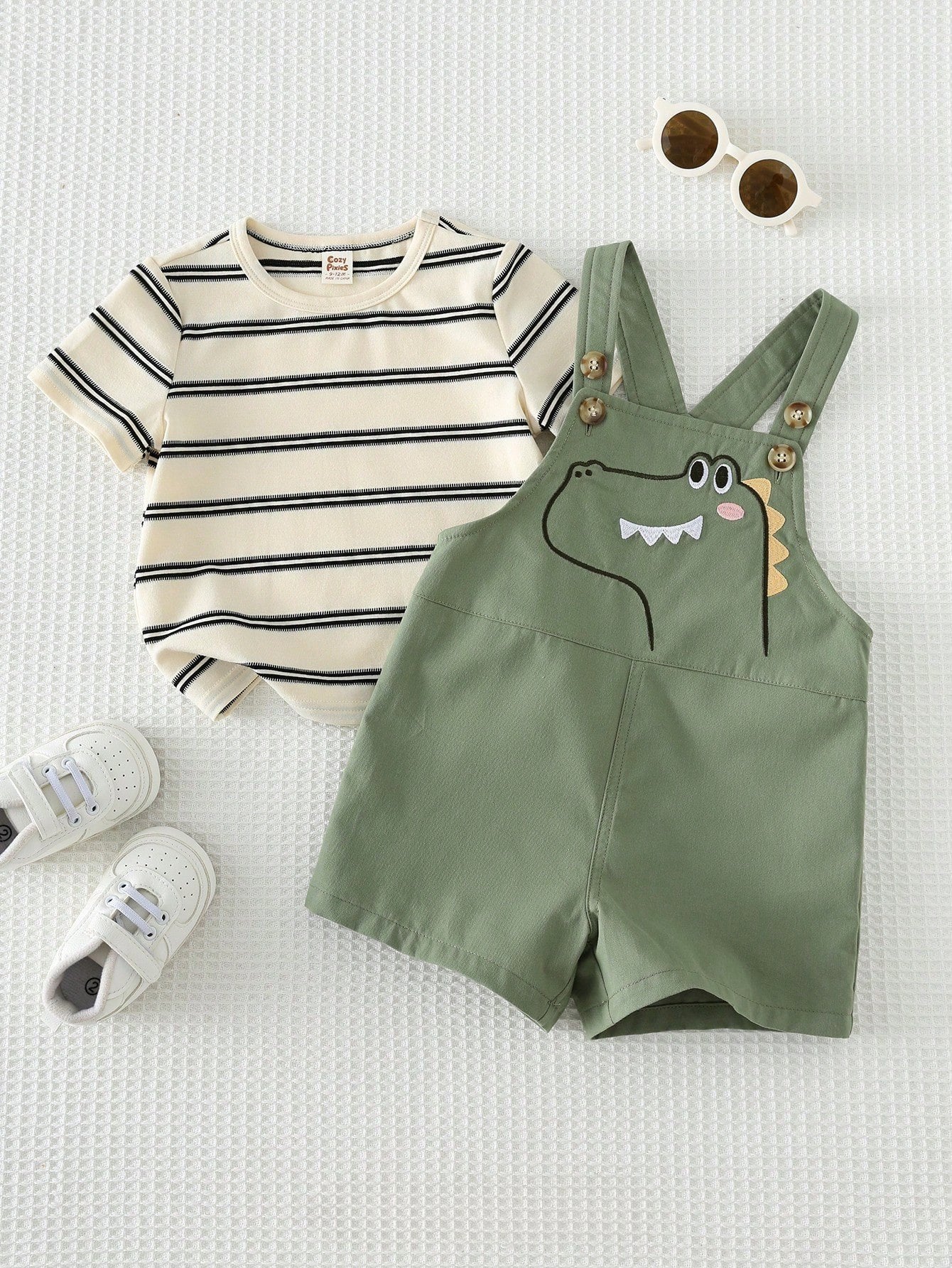 Conjunto 2 Peças Bebê Menino Camiseta Listrada Manga Curta e Jardineira Dinossauro 002 Conjunto Menino 17 Kabannas Verde-sage e bege 6-9 Meses 