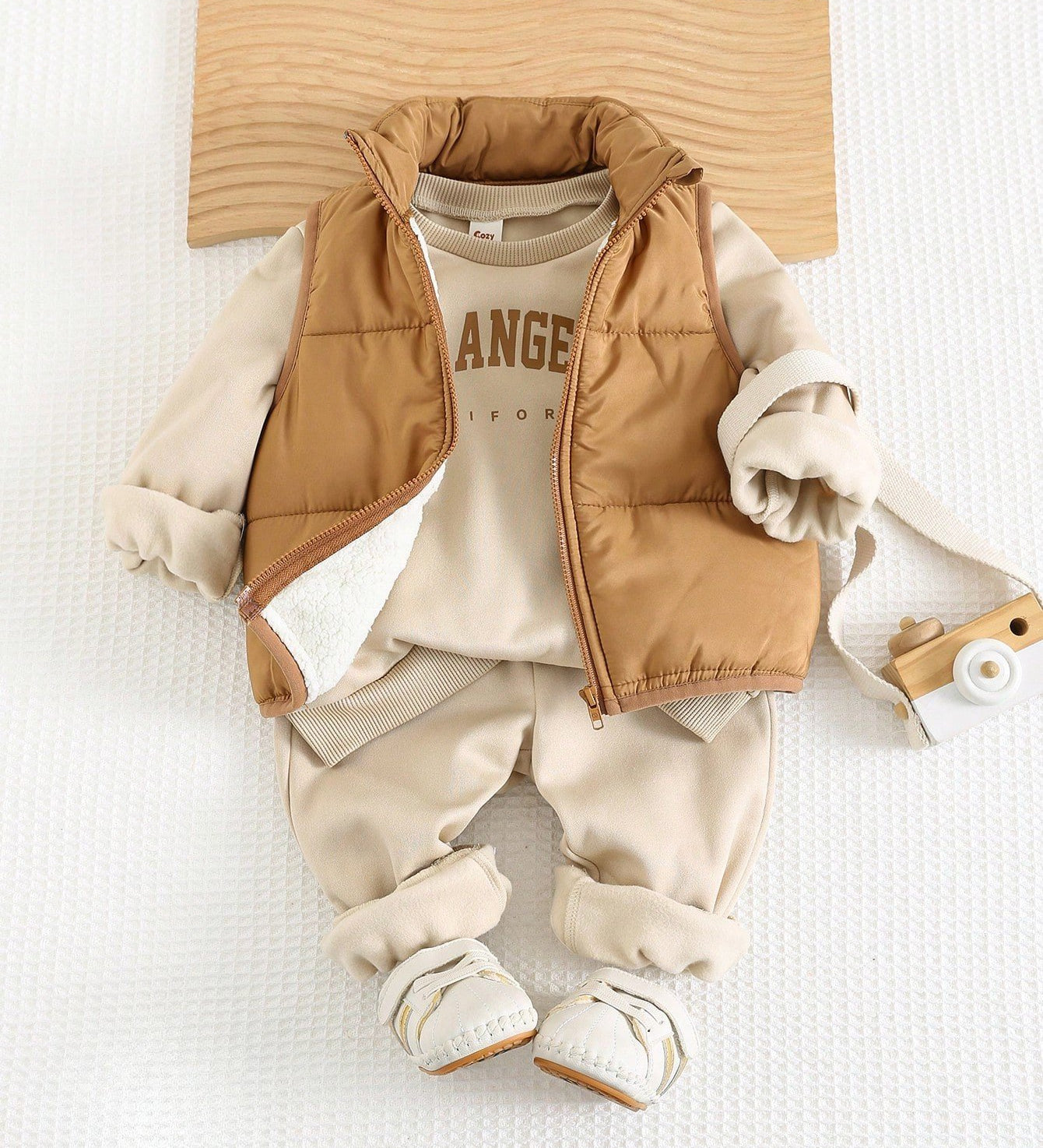 Conjunto 3 Peças Bebê Menino Moletom Los Angeles Colete Sherpa e Calça Jogger 001 Conjunto Menino 11 Kabannas Cáqui 6-9 Meses 