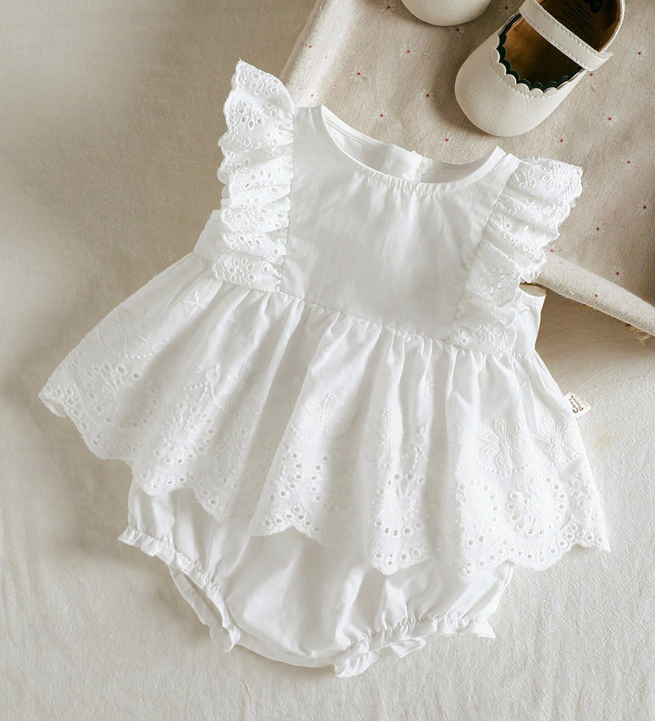 Conjunto Bebê Menina Vestido Bordado Ilhó e Shorts 004 Conjunto Menina 21 Kabannas Branco 0-1 Meses 