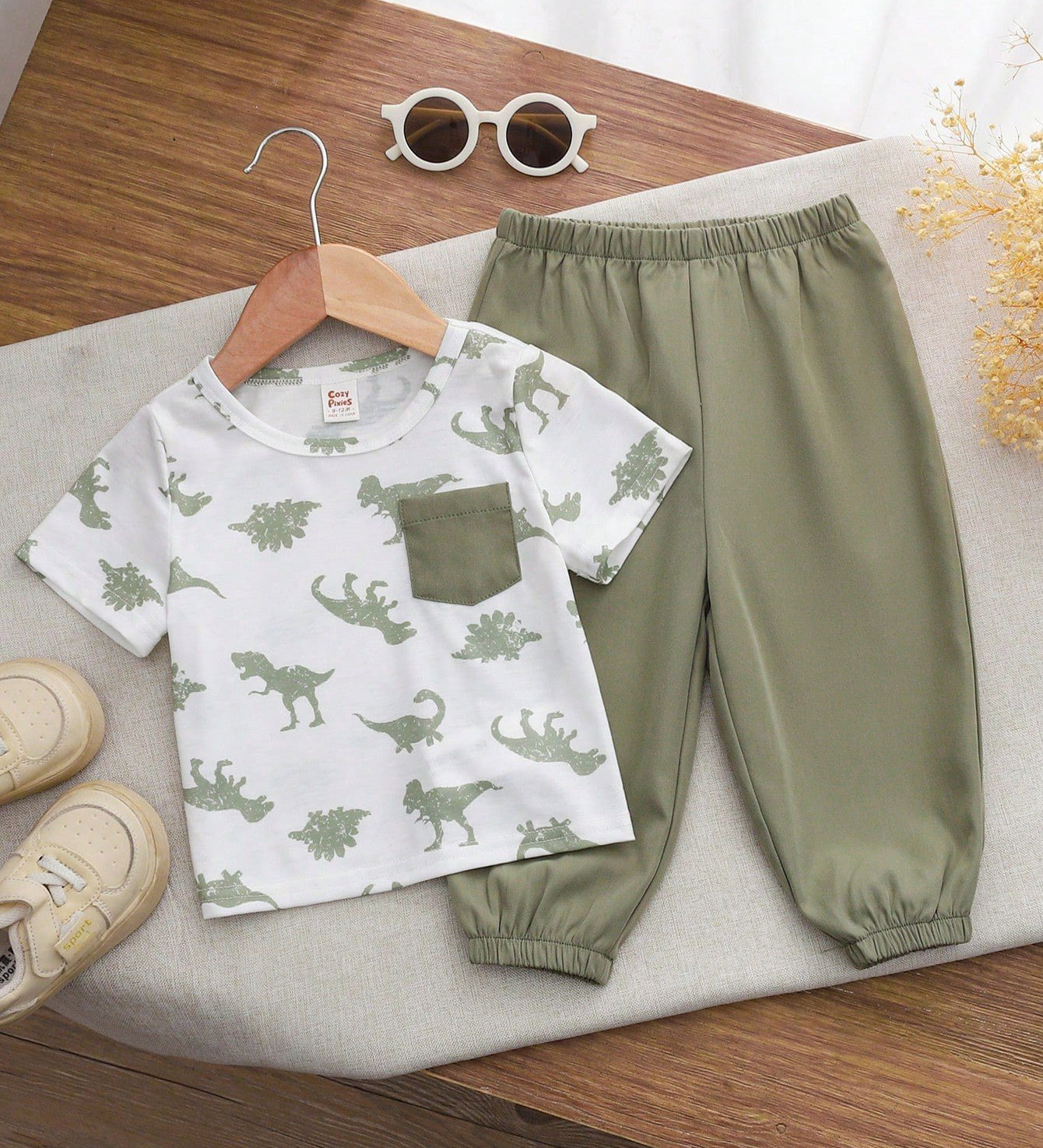 Conjunto Bebê Menino 2 Peças Camiseta Dinossauro e Calça Jogger 001 Conjunto Menino 04 Kabannas Verde oliva 3-6 Meses 