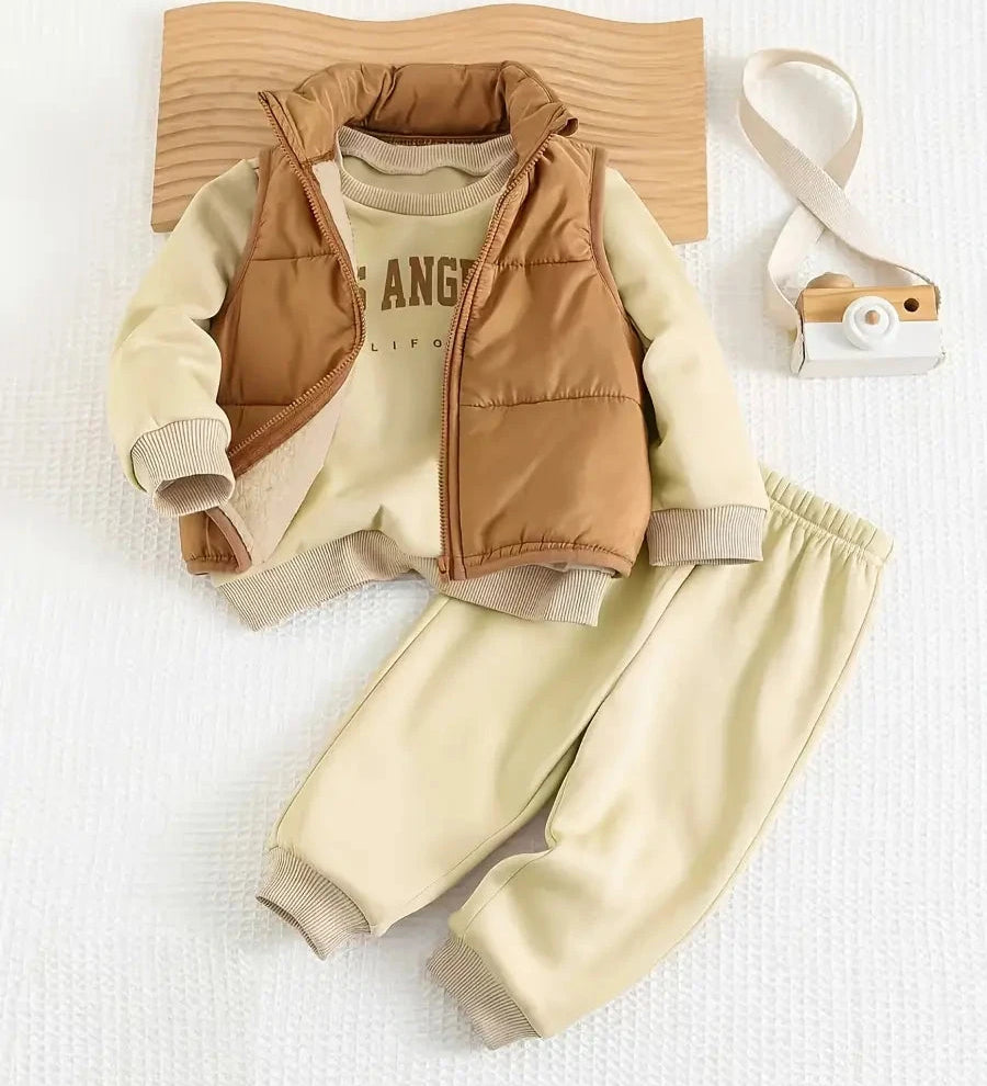 Conjunto Bebê Menino 3 Peças Moletom Los Angeles Manga Longa + Colete Puffer Zíper + Calça Elástica Conjunto Menino 05 Kabannas Damasco e bege 6-9 Meses 