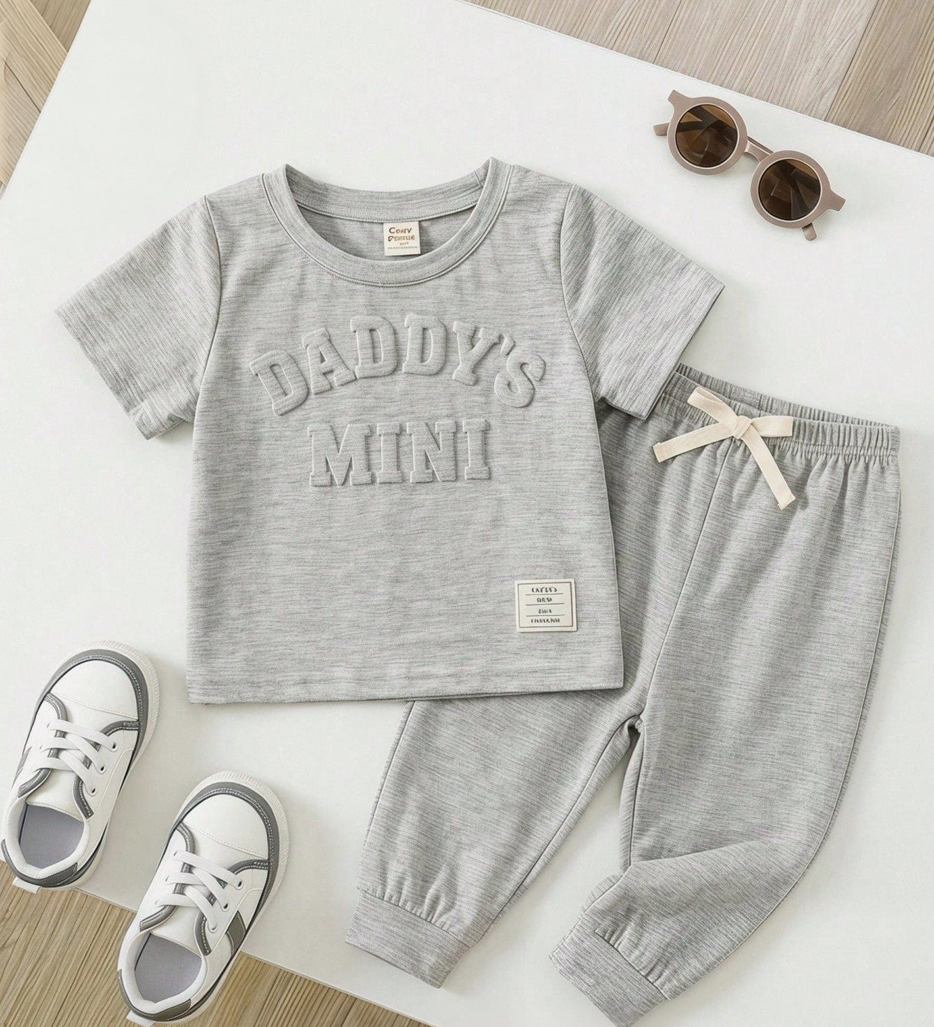 Conjunto Bebê Menino Camiseta Daddy's Mini e Calça Jogger 004 Conjunto Menino 39 Kabannas Cinza 6-9 Meses 