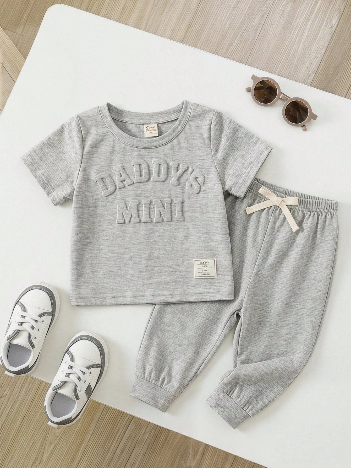 Conjunto Bebê Menino Camiseta Daddy's Mini e Calça Jogger 004 Conjunto Menino 39 Kabannas Cinza 6-9 Meses 