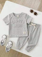 Conjunto Bebê Menino Camiseta Daddy's Mini e Calça Jogger 004 Conjunto Menino 39 Kabannas Cinza 6-9 Meses 