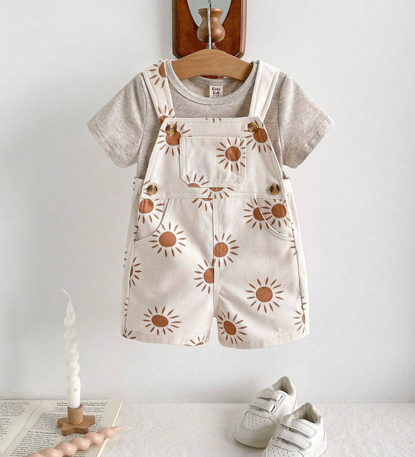 Conjunto Bebê Menino Camiseta e Jardineira Estampa Sol 004 Conjunto Menino 41 Kabannas Cinza e bege 6-9 Meses 