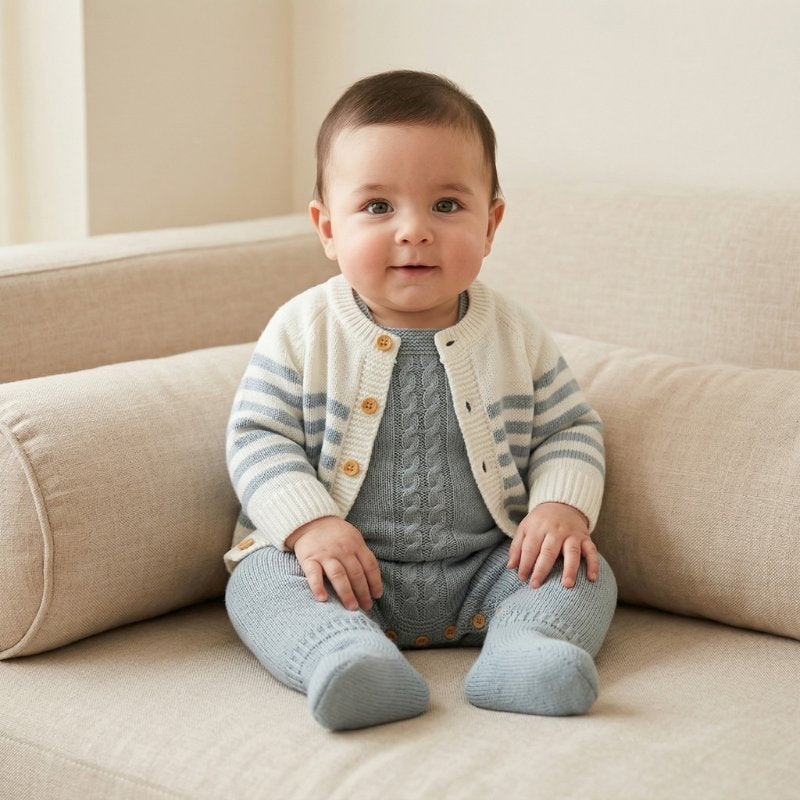 Conjunto Bebê Menino Tricô Vintage com Jardineira e Cardigan 2 Peças Moda Vintage Infantil 84 Kabannas Azul vintage Recém-nascido 