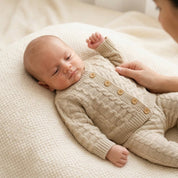 Conjunto Bebê Tricô Vintage 3 Peças com Jardineira, Cardigã e Touca Moda Vintage Infantil 72 Kabannas 