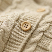 Conjunto Bebê Tricô Vintage 3 Peças com Jardineira, Cardigã e Touca Moda Vintage Infantil 72 Kabannas 