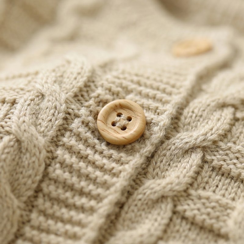 Conjunto Bebê Tricô Vintage 3 Peças com Jardineira, Cardigã e Touca Moda Vintage Infantil 72 Kabannas 