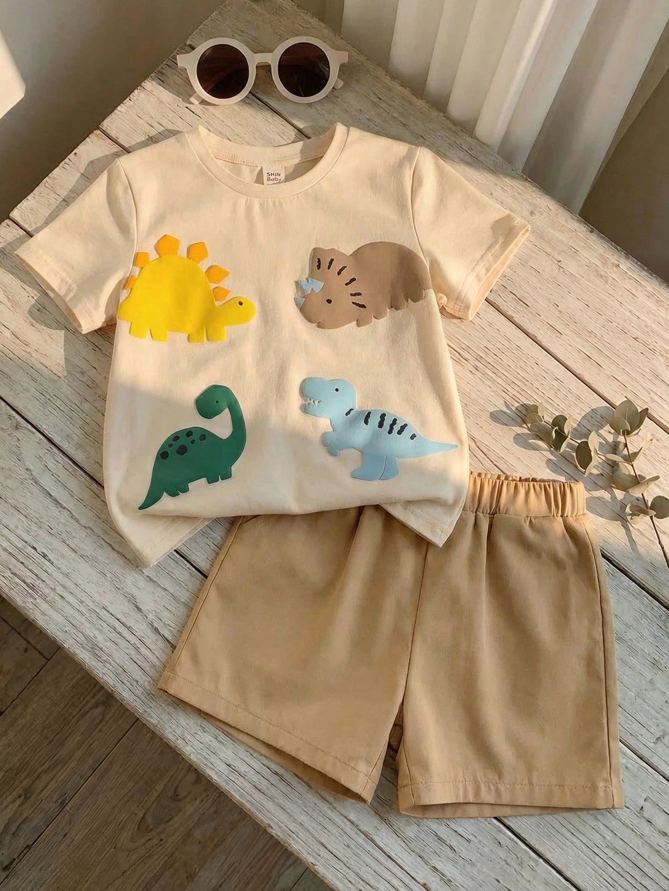 Conjunto Infantil Menino Camiseta Dinossauros 3D e Shorts Caqui