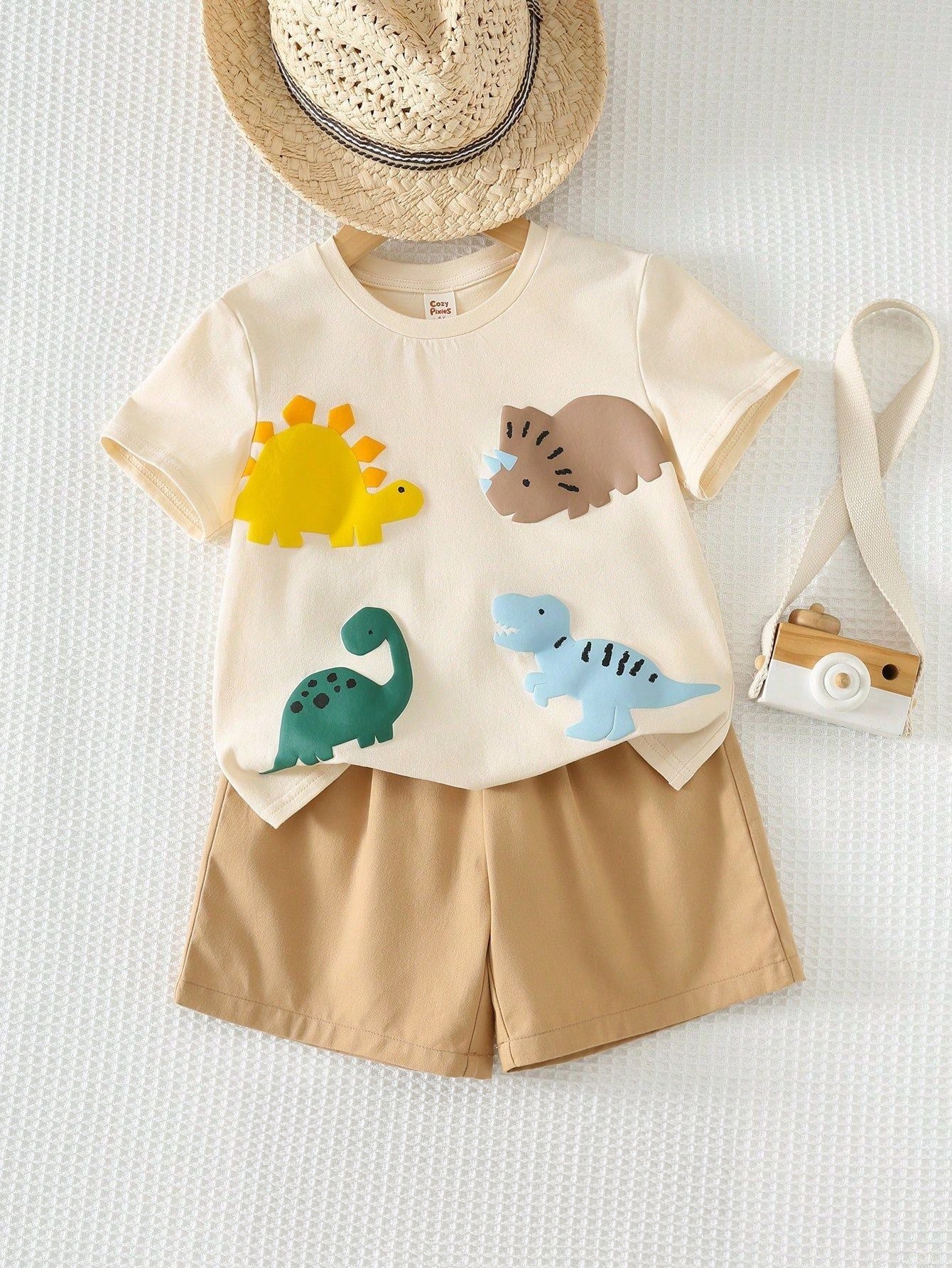 Conjunto Infantil Menino Camiseta Dinossauros 3D e Shorts Caqui