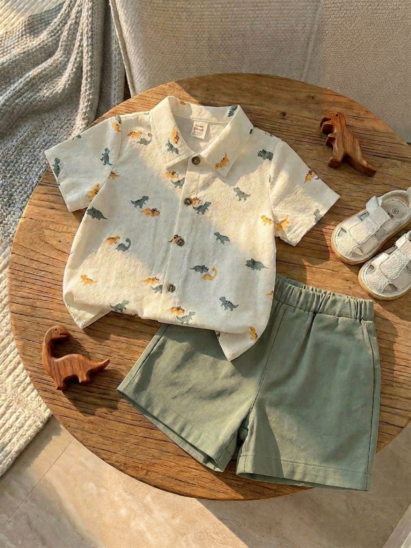 Conjunto infantil menino camisa dinossauro e shorts