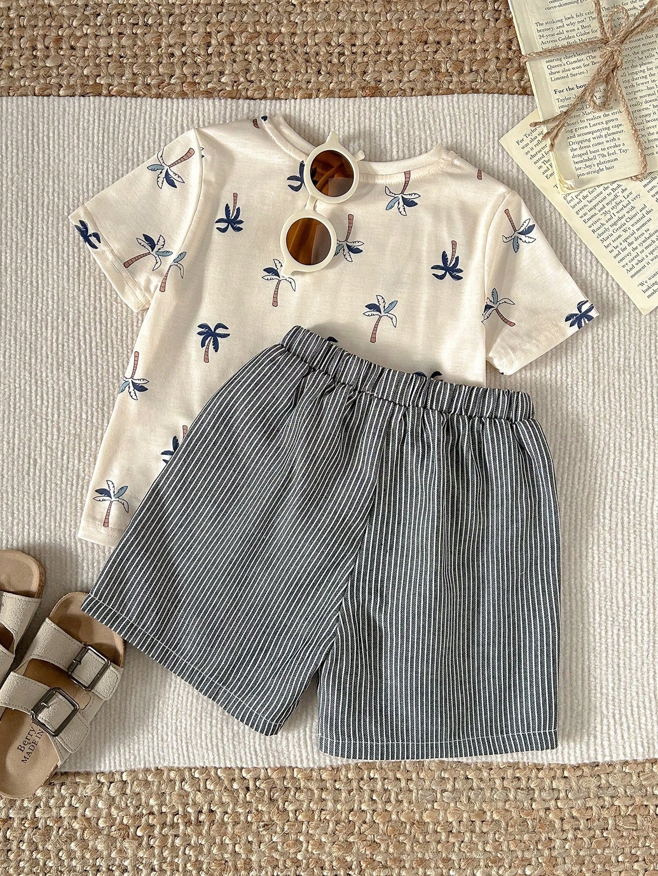 Conjunto Infantil Menino Camiseta Coqueiros e Bermuda Listrada - Branco e azul marinho