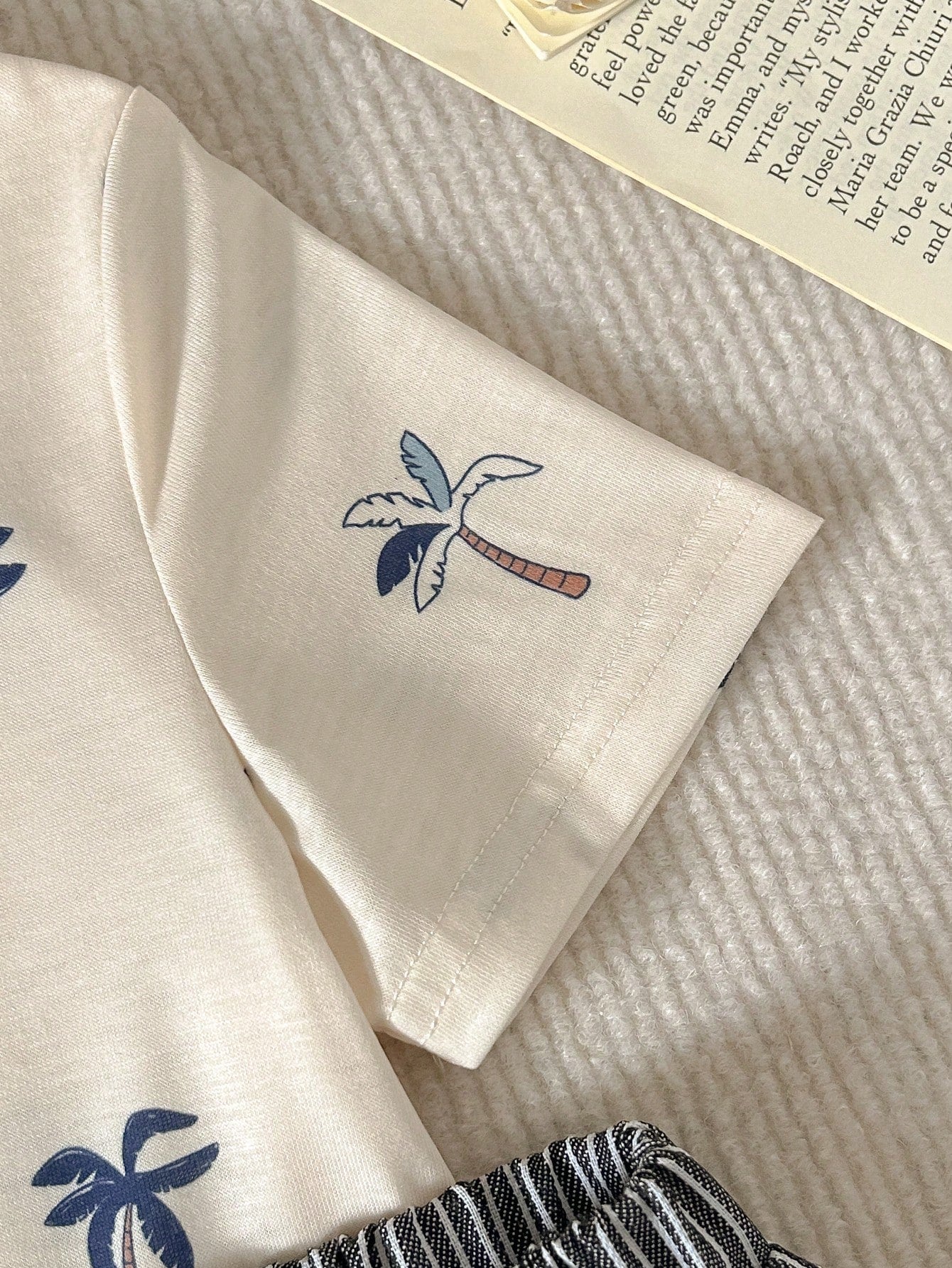 Conjunto Infantil Menino Camiseta Coqueiros e Bermuda Listrada - Branco e azul marinho