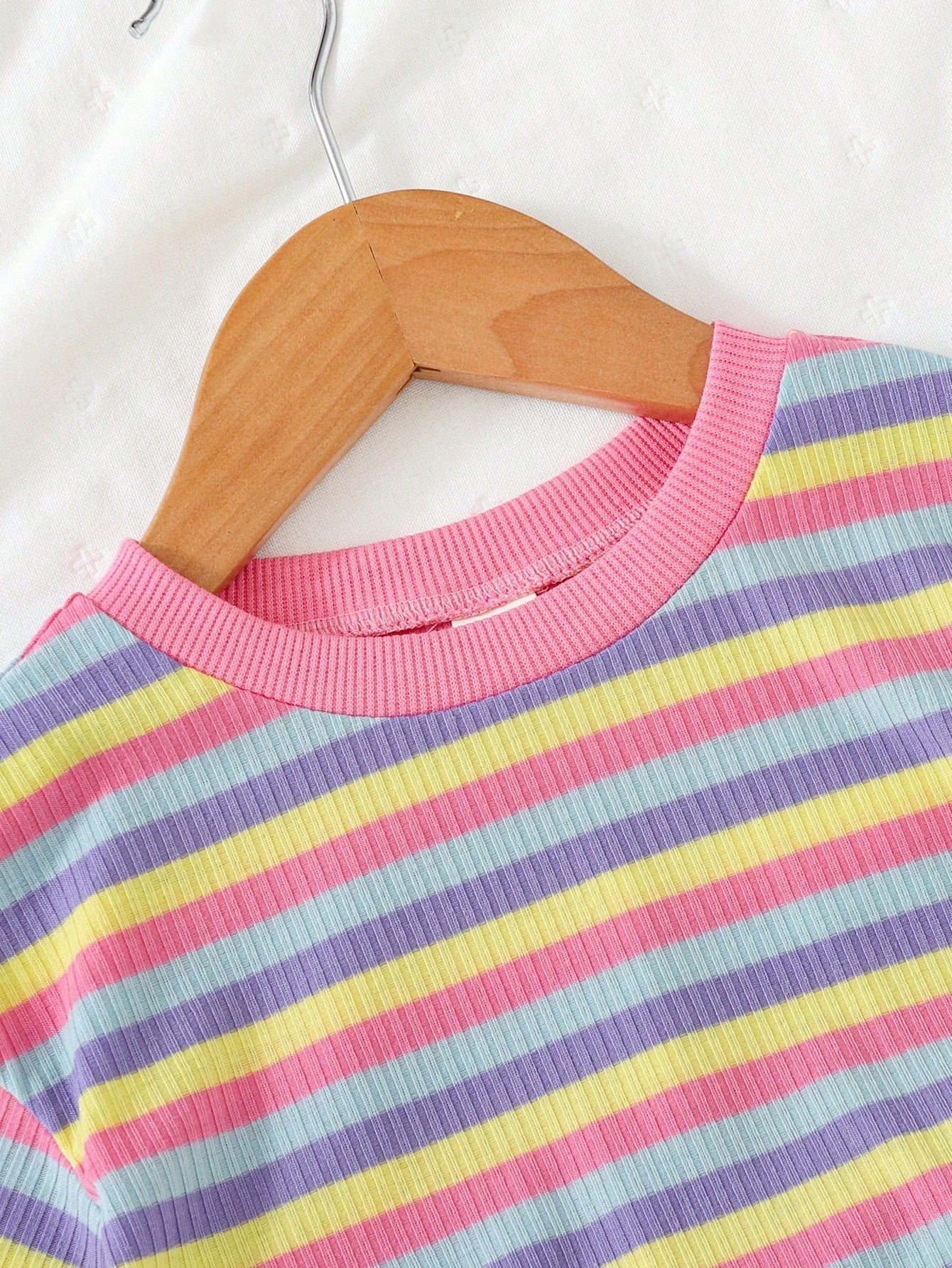 Conjunto Infantil Menina Camiseta Listrada Colorida e Shorts Canelado