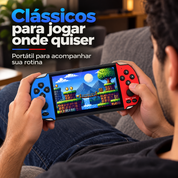 Pessoa jogando em console portátil retrô