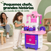 Criança brincando com cozinha infantil de faz de conta