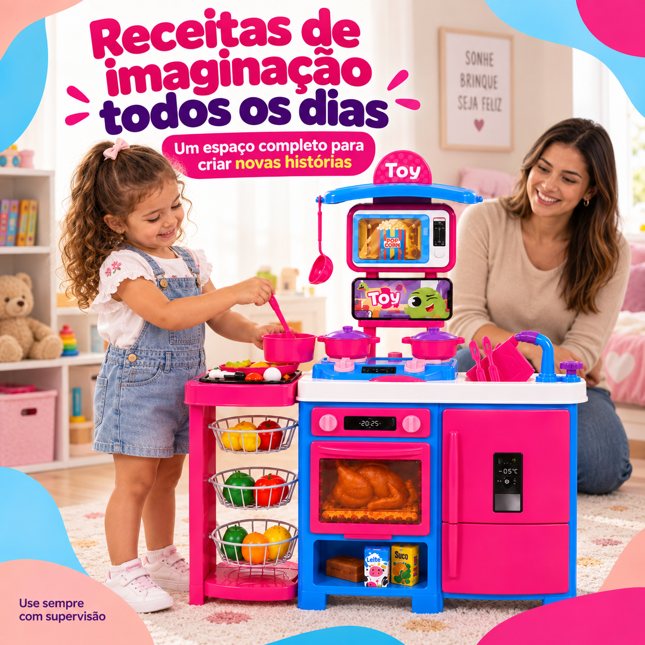 Criança brincando com cozinha infantil sob supervisão