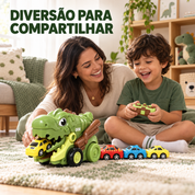 Mãe e criança brincando com dinossauro de controle remoto