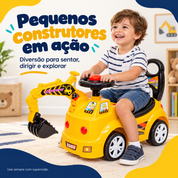 Criança brincando com escavadeira infantil amarela