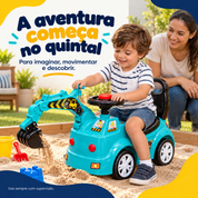 Escavadeira infantil azul em uso no quintal