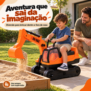 Criança brincando com escavadeira infantil em caixa de areia