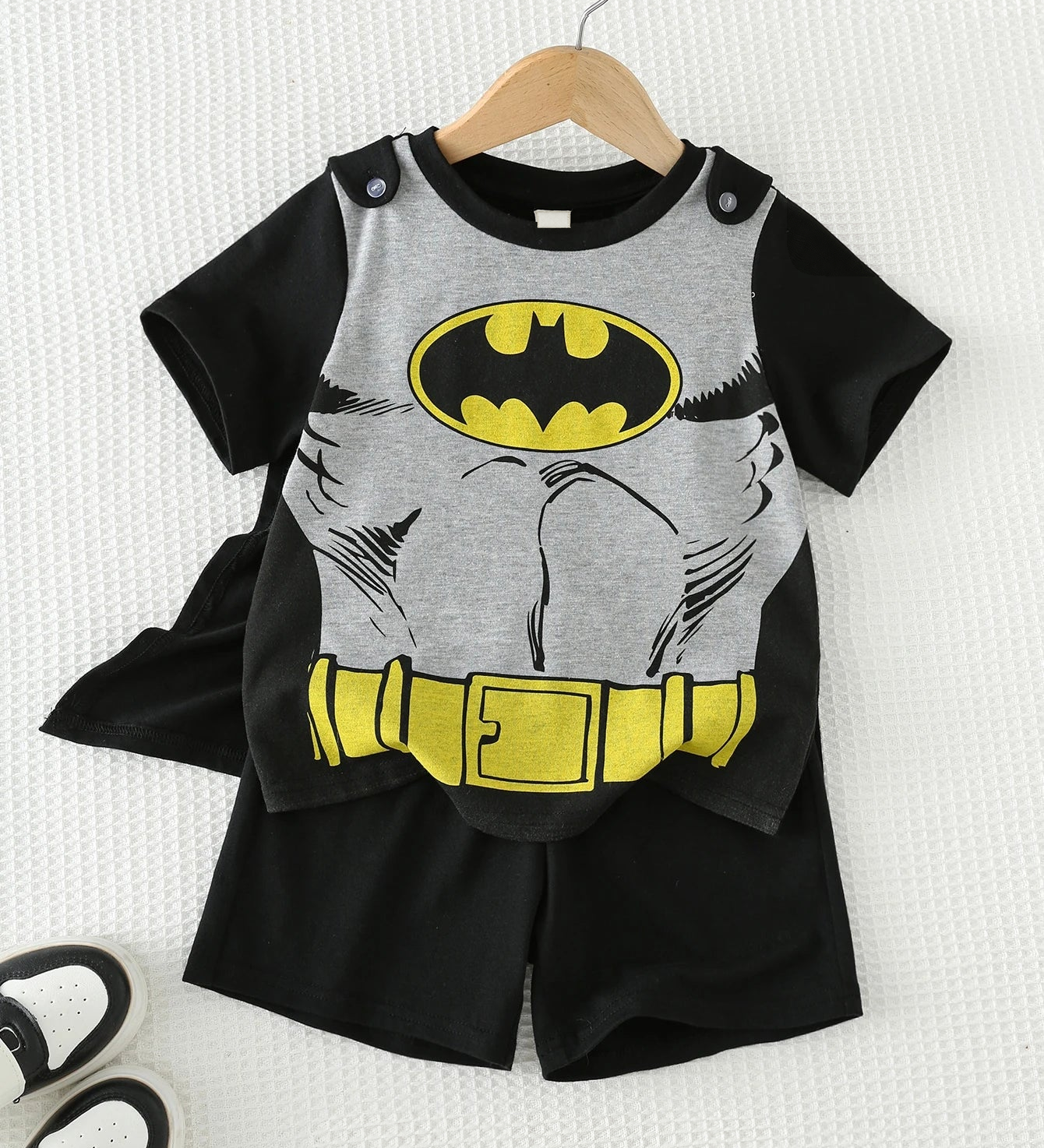 Fantasia infantil com capa e shorts – vista principal