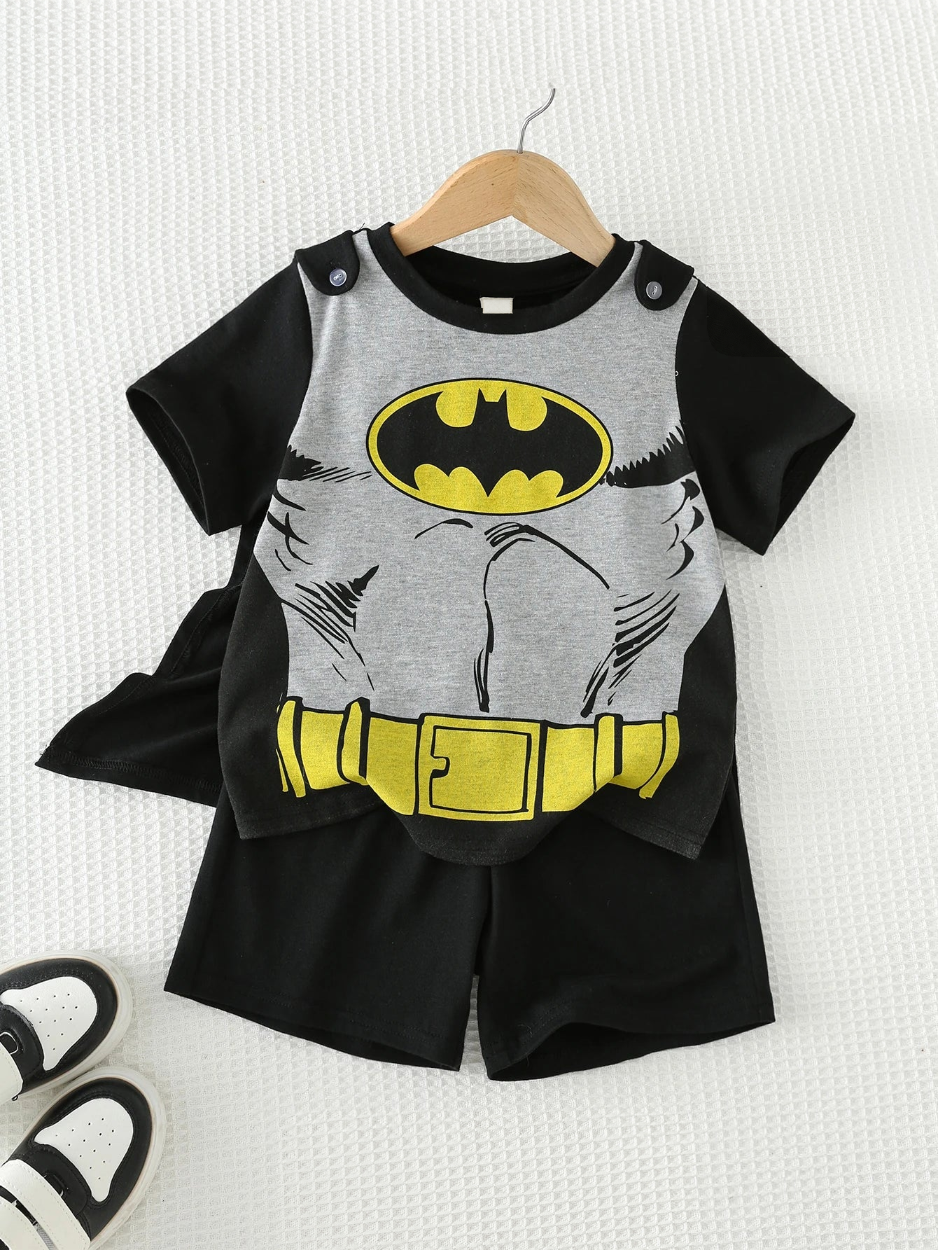 Fantasia infantil com capa e shorts – vista principal