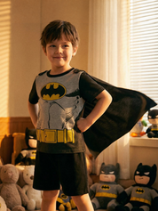 Fantasia infantil com capa e shorts – criança usando