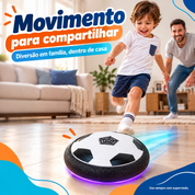 Criança brincando com HoverBall em ambiente interno
