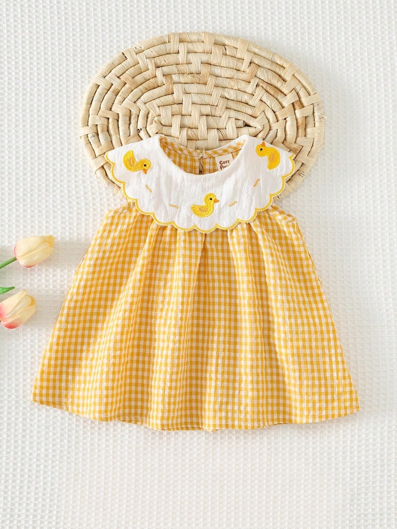 Vestido regata Kabannas para bebê em algodão xadrez amarelo com gola bordada de patinhos
