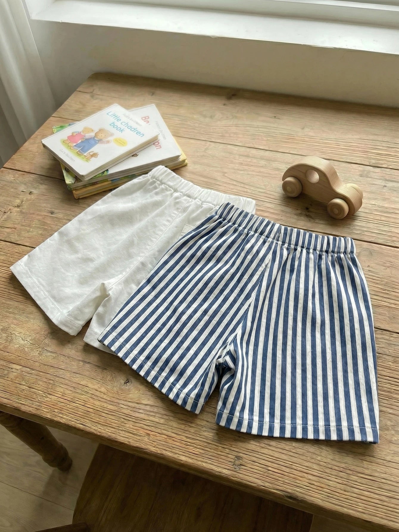 Kit 2 Shorts Infantil Menino Listrado e Liso com Patch de Urso - Branco e listrado