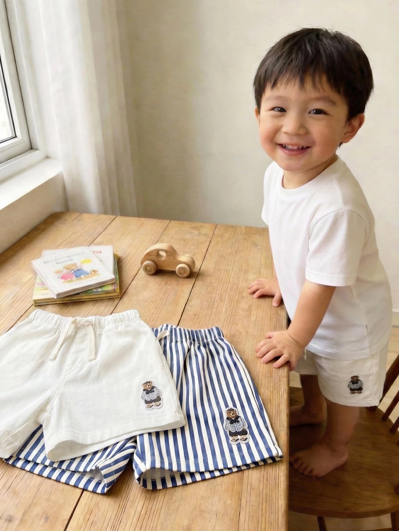 Kit 2 Shorts Infantil Menino Listrado e Liso com Patch de Urso - Branco e listrado