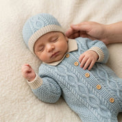 Macacão Bebê Tricô Clássico com Touca 2 Peças Moda Vintage Infantil 77 Kabannas 