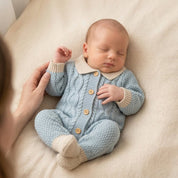 Macacão Bebê Tricô Clássico com Touca 2 Peças Moda Vintage Infantil 77 Kabannas 