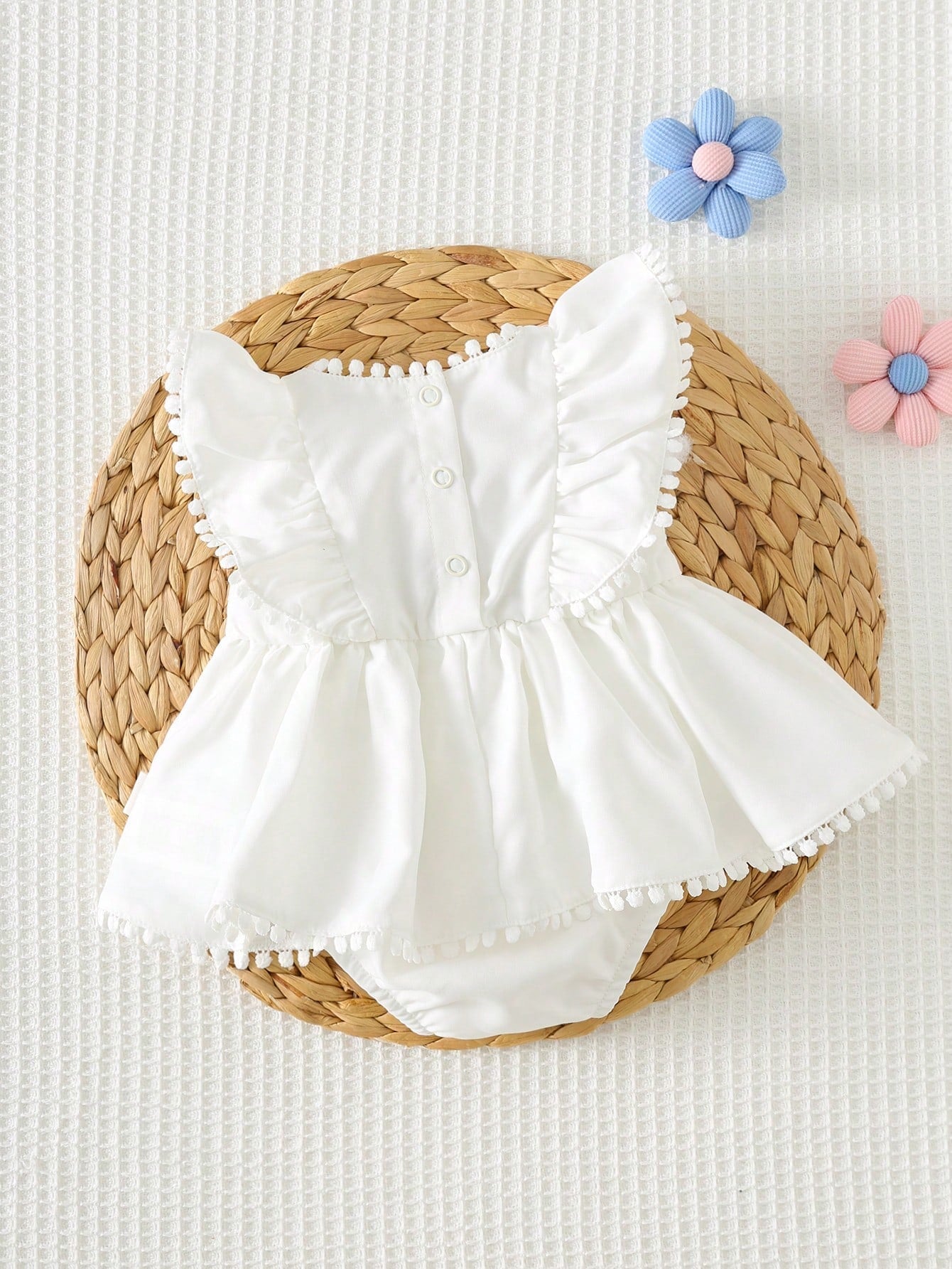 Macacão Body Bebê Menina Bordado Floral Borboletas Babado com Pompom 001 Macacão Menina 02 Kabannas 