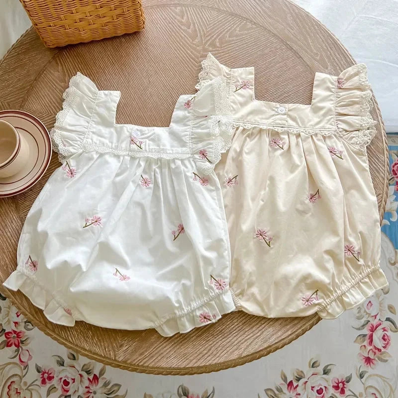 Macacão de Verão para Bebê Menina com Bordado Floral Macacão Menina 01 Kabannas Branco floral 3-6 Meses 