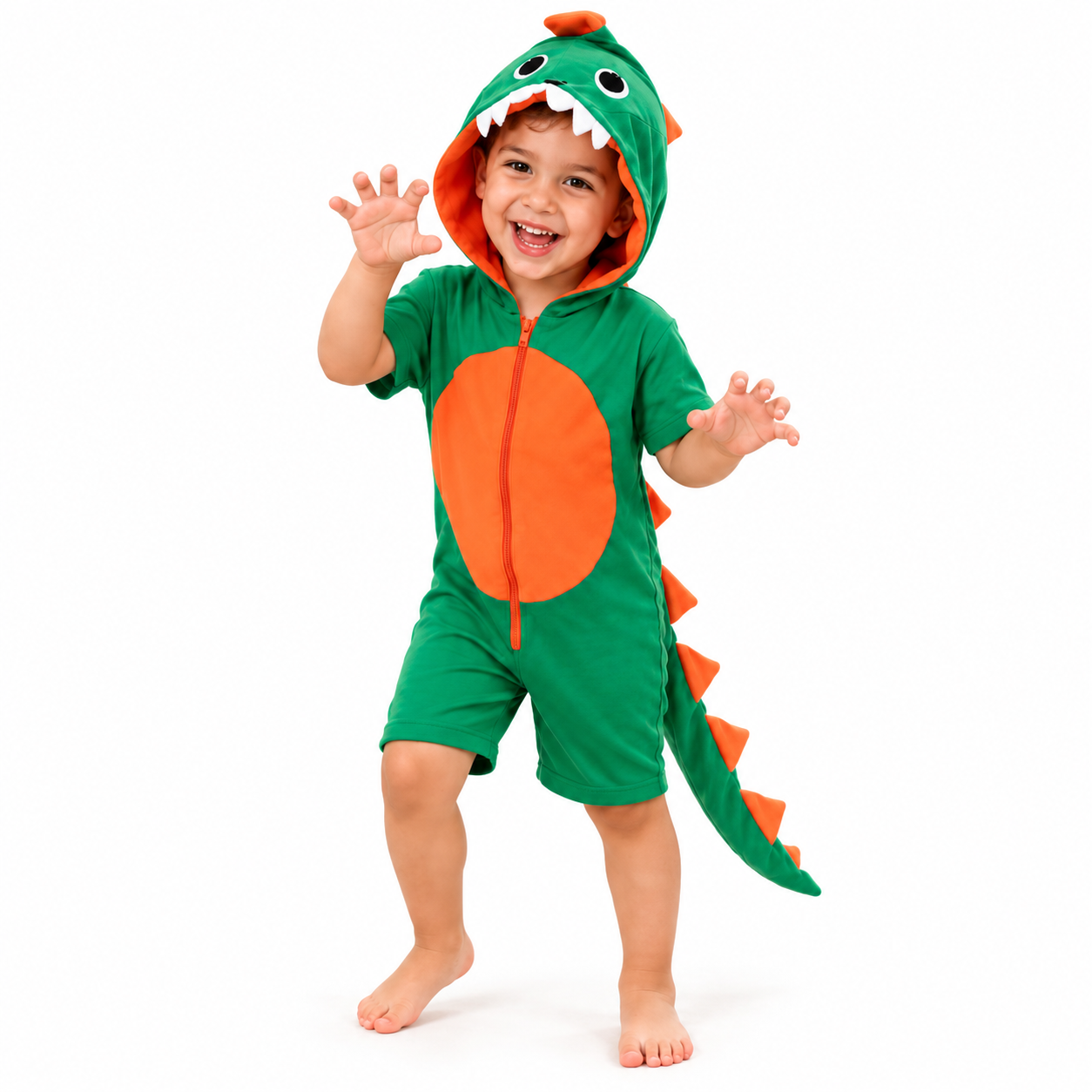 Capa em fundo branco: criança usando macacão fantasia de dinossauro verde e laranja.
