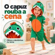 Detalhe do capuz temático com olhos e dentes da fantasia dinossauro.
