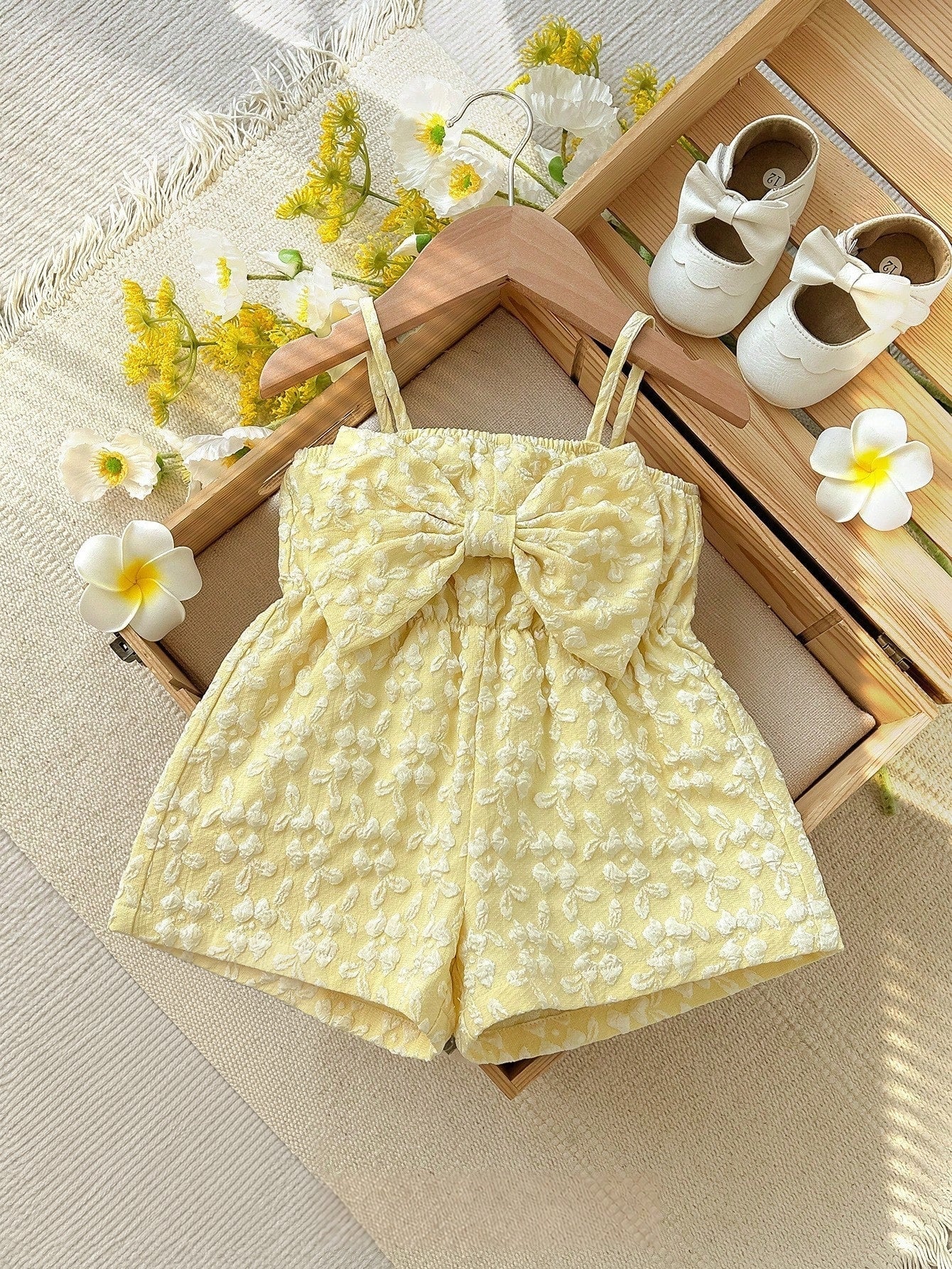Macacão Romper Bebê Menina Alças Finas Laço Frontal Jacquard Floral Amarelo Forrado