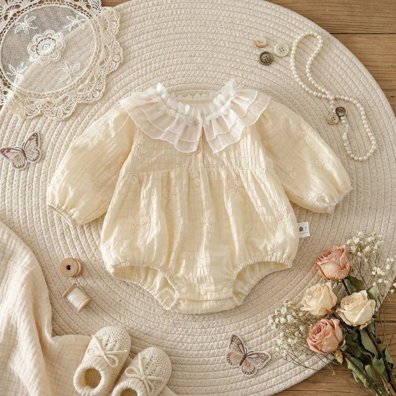 Macacão Vintage Bebê Menina com Gola Rendada em Algodão Macio Moda Vintage Infantil 13 Kabannas 