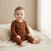 Macacão Vintage Canelado para Bebê com Bolso Moda Vintage Infantil 07 Kabannas Marrom 3-6 Meses 