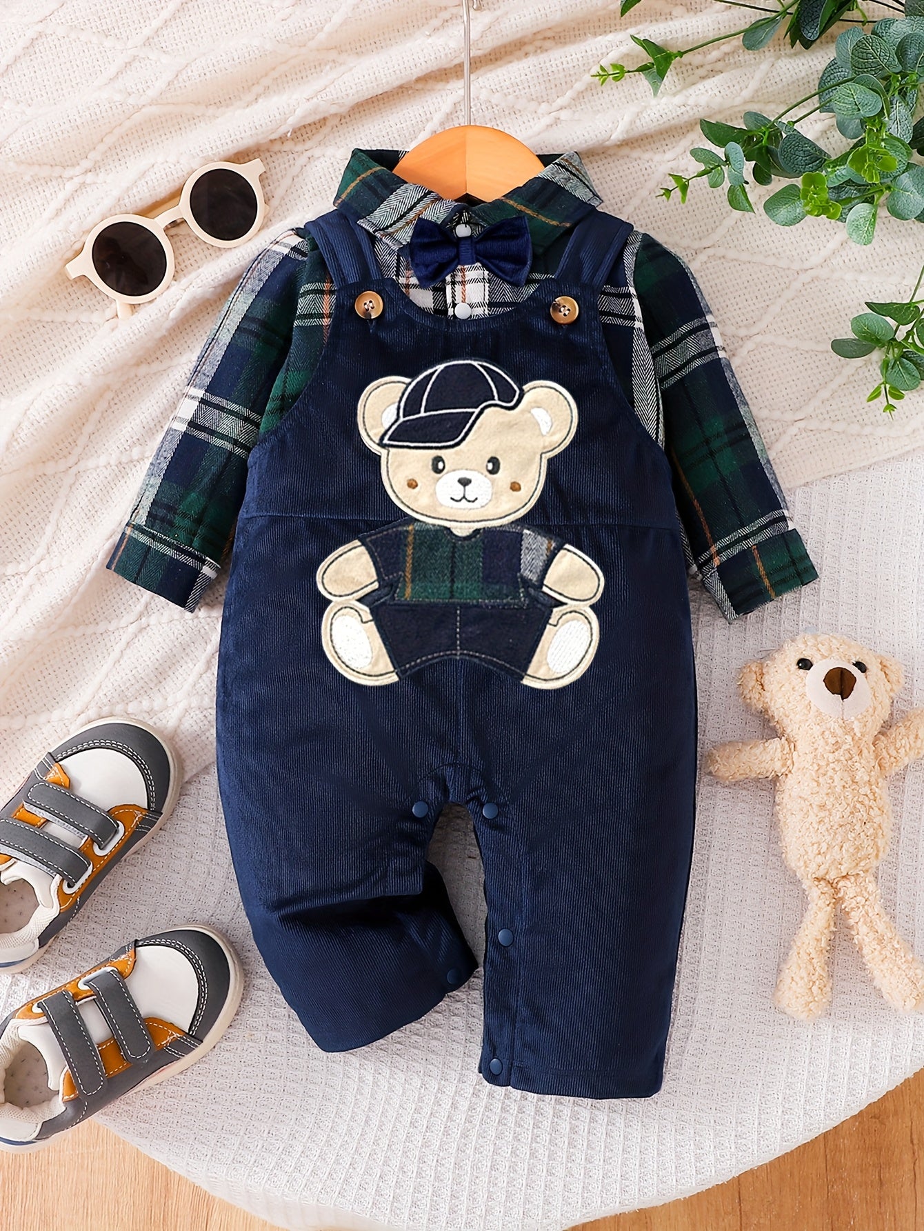 Conjunto 2 Peças Bebê Menino Camisa Xadrez com Gravata Borboleta e Jardineira Urso