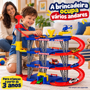 Criança brincando com garagem infantil de quatro andares