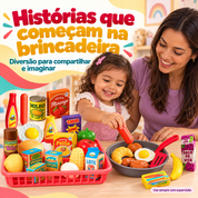 Criança brincando com kit mercadinho acompanhada por responsável