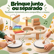 Dois tambores removíveis da mesa musical infantil sendo usados separadamente