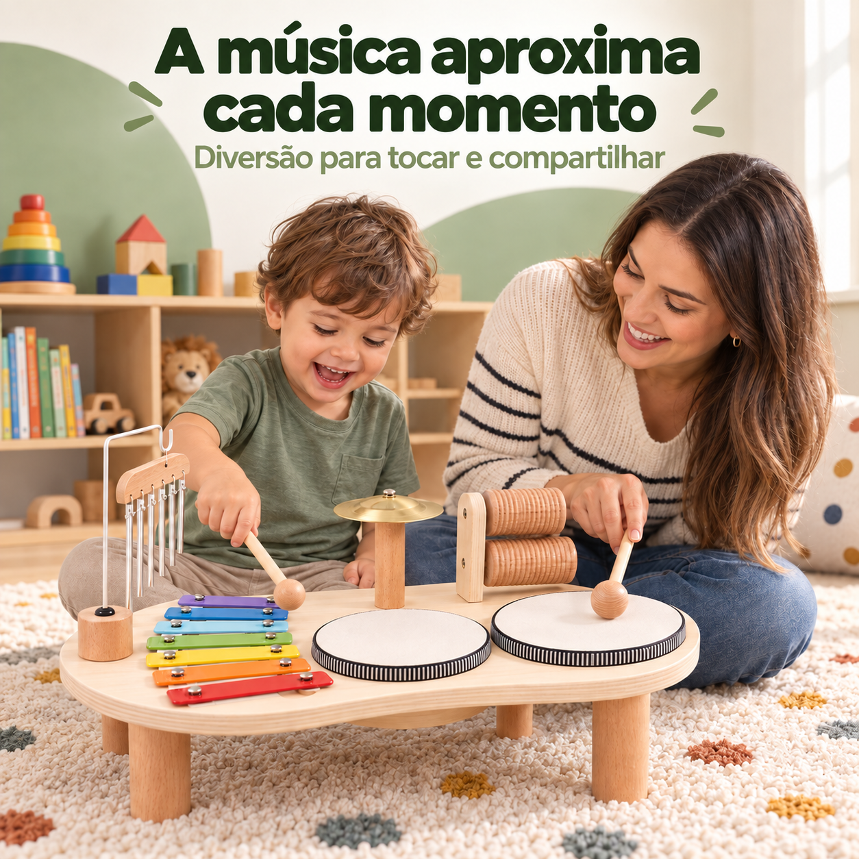 Mãe e criança brincando juntas com a mesa musical infantil de madeira